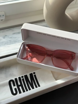 Chimi solglasögon  - Superfina solglasögon i rosa från Chimi, modellen 05 och färgen guava. Fodral medföljer. Superfint skick, har en jätteliten nötning på framsidan (se bilder) som knappt syns eller påverkar utseende/användning 🩷