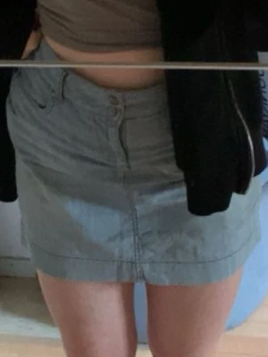 Jeanskjol low - Lång low waist jeanskjol, i lite tunnare material. Storlek 40, passar mig som vanligtvis har strl 38! Går även att ha bälte.🤍