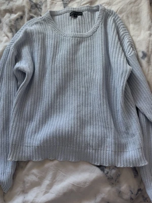 Ljusblå stickad tröja  - Mysig ljusblå stickad tröja från Ullared med rund halsringning och ribbstickad struktur. 