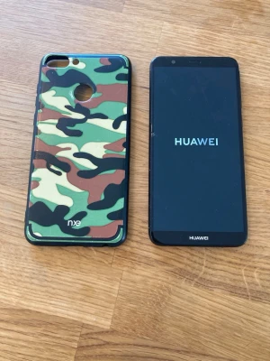 Huawei P Smart Dual SIM 3/32GB - Säljer en otroligt snabb och lätt smartphone trots stor modern skärm. Har bland annat två SIM, 3GB RAM, 32GB lagring och dubbla kameror. Mobilen är i fint skick enligt bilder med några märken och repor men inget som påverkar funktion. Fås med skyddande skal i silikon, olåst och återställd.  Begagnat pris: 1500 SEK Mitt pris: 589 SEK  Skickas alltid snabbt och spårbart. Skriv vid frågor och se gärna mina andra annonser!   GRATIS: För betalande kunder erbjuder jag personlig experthjälp