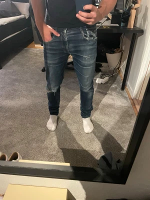 Blå slitna skinny jeans från replay 31/32 - Säljer ett par blå skinny jeans från Diesel med slitningar och hål vid knäet. Jeansen har klassisk femficksdesign, låg midja och snygga detaljer med ljusa tvättade partier. Perfekta för en avslappnad och trendig look.💋Modellen bär storlek waist 31 length 32 och är 181 cm lång och väger 76 kg kom gärna vid frågor eller funderingar💋