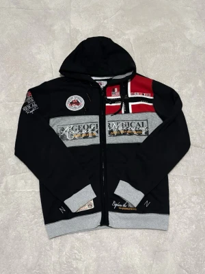 Geografic Norway hoodie - Snygg svart hoodie ifrån geografic Norway, mycket bra skick✅