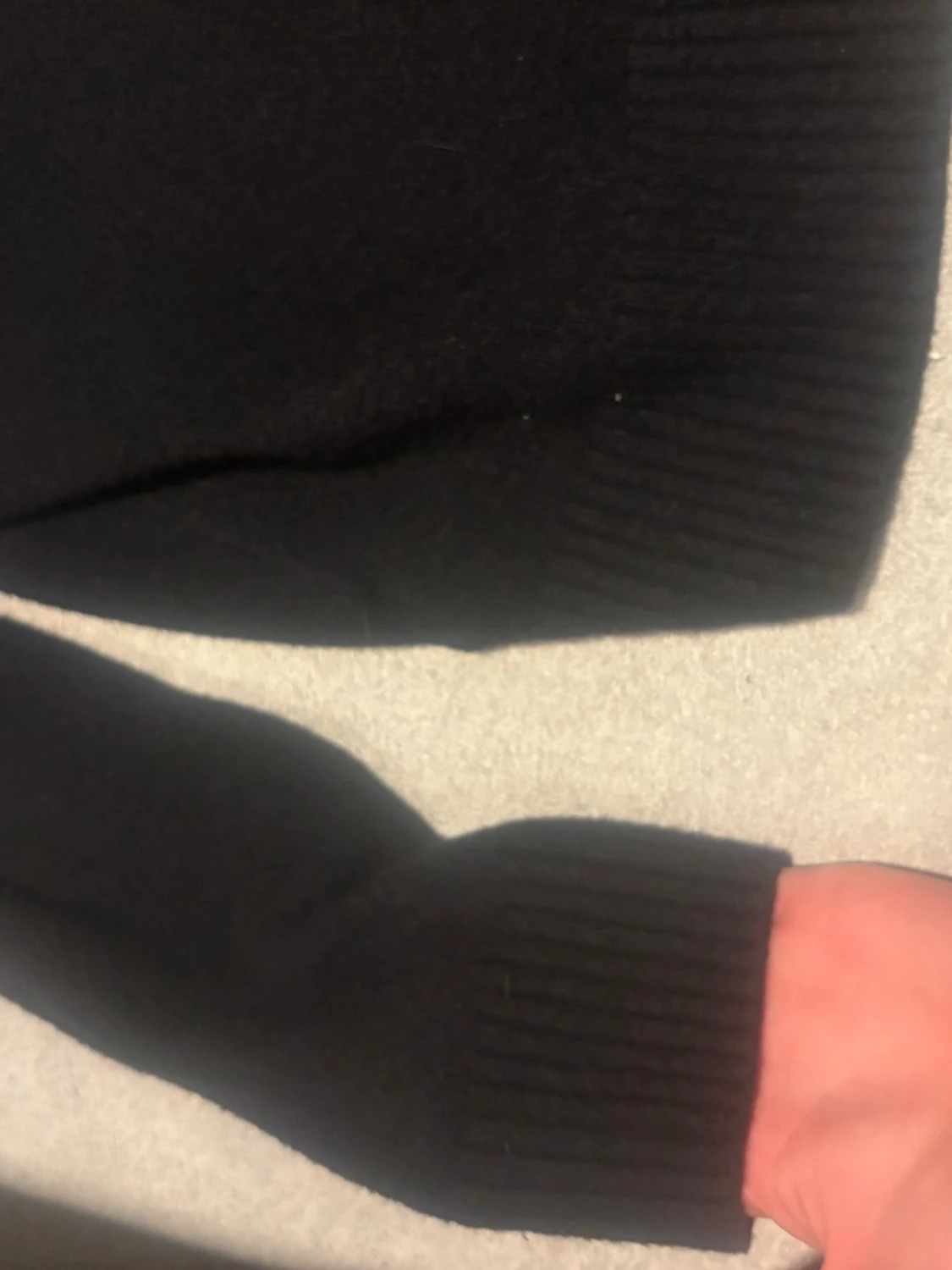 Svart stickad tröja med rund hals - 3