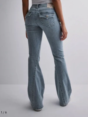 Ljusblå bootcut jeans från True Religion - Säljer ett par ljusblå bootcut jeans från True Religion. Jeansen har låg midja och utsvängda ben. Mycket bra skick, använda 1 gång💓Storlek 26