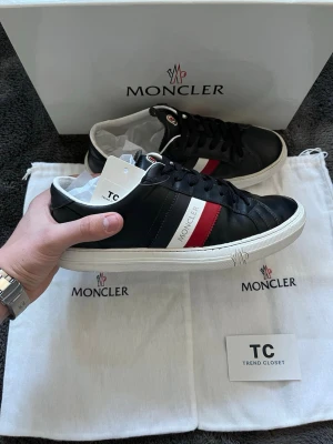 Moncler skor  - Super snygga Moncler skor i mycket fint skick, box och dustbags medföljer. Nypris 5000kr mitt pris endast 1599kr! Hör gärna av er vid frågor, svarar snabbt. Mvh Trend closet🙌😊