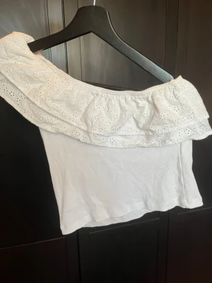 Vit offshoulder topp med volang - Jätte fin topp änvänd en gång!