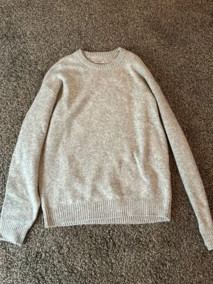 Ljusgrå stickad tröja - Ljusgrå stickad tröja i storlek M
