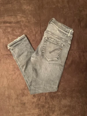 Dondup jeans - Galet snygga jeans från Dondup! | Modell: George (modellen har original slitningar från fabrik) | Skick: 7/10 (mindre defekter finns)| Storlek: 30/30 | Nypris: 4000kr | Hör gärna av dig vid frågor!!
