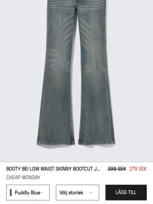 Weekday jeans  27/32 - Super fina blå jeans från weekday, storlek 27/32 och är jätte bra läng för mig som är 174cm använda 4-5 gånger 💛