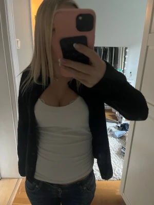 Kofta  - Säljer svart kofta