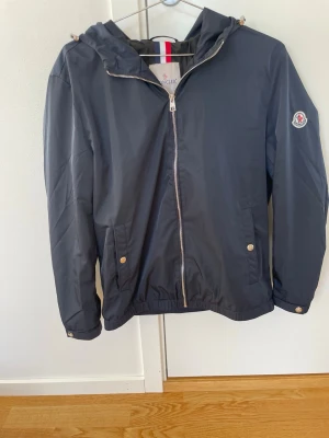 Moncler windbraker  - Sparsamt använd utan några defekter, storlek M men passar S och mindre 