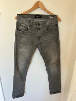 Replay jeans - Säljer ett par ljusgrå jeans från Replay. Inte använda mycket, passar ca 167
