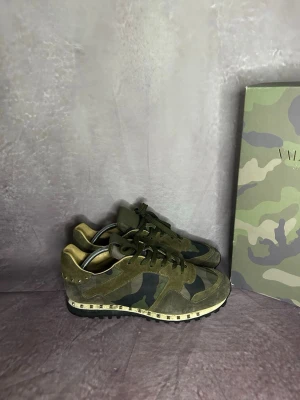 Valentino rockrunners - Mycket fint skick | Size 43 | fraktar inom 24 timmar | för att köpa klicka ”köp nu” | vid frågor eller funderingar skriv en meddelande | följare får bättre rabatter🙌