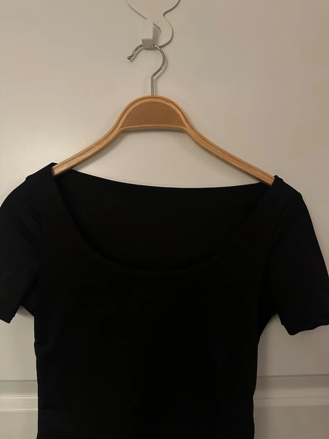 Svart basic topp med rund ringning