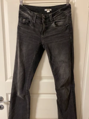 Gina jeans - Lågmidjade Bootcut jeans från gina tricot young. Storlek 170. Passar perfekt på mig som är 1,65. Skriv för fler bilder eller om du har frågor💕