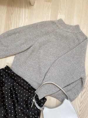 Beige ribbstickad tröja💓 - Jättefin beige ribbstickad tröja från hm, den är i mycket bra skick och normal passform💓 Kragen är hög men inte polo, och den är normal i armarna, alltså inte långa armar. 