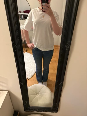 Blå bootcut jeans med låg midja - Säljer ett par klassiska blå jeans med låg midja och bootcut-modell. Jeansen är från ginatricot i storlek 34 men långa i benen💗jag är 170 cm