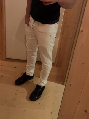 Dondup - Säljer ett par riktigt feta vita jeans från dondup. Skriv om du har några frågor eller funderingar!!!