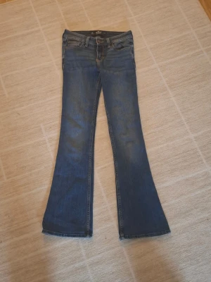 Blå bootcut jeans från Hollister  - Säljer ett par klassiska blå bootcut jeans från Hollister med låg midja, storlek w24. Pris kan diskuteras!💕 