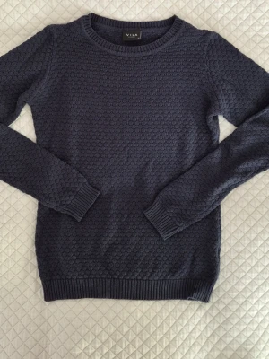 Marinblå stickad tröja från VILA - Tidslös marinblå  stickad tröja från VILA💕 Storlek XS, sann i storlek! Inga skador eller liknande. Passa på, fri frakt en vecka fom. 15/2🫶