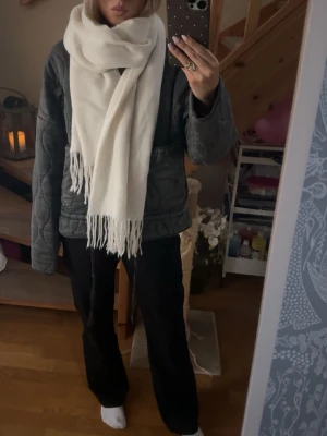 Vit halsduk - Perfekt nu till våren. Endast testad. Vet inte märke köpte på Sellpy 