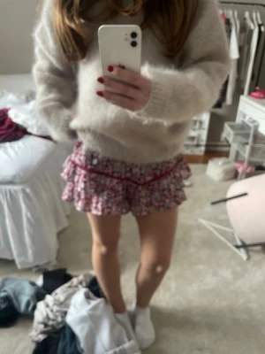 Blommig kjol från Bershka - Supersöt blommig kjol med inbyggda shorts som är prefekt för sommaren. Liknar isabel marant kjolarna, jätte fin utomlands💗
