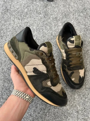 Valentino rockrunners 43 - Hej! Säljer nu dessa sjukt snygga rockrunners i size 43! Riktigt snygga och trendiga skor! Skick 8,5/10 fint skick! Nypris ca 7000kr mitt pris endast 1799+ fri frakt🤩. Hör av dig vid minsta fundering 🙌