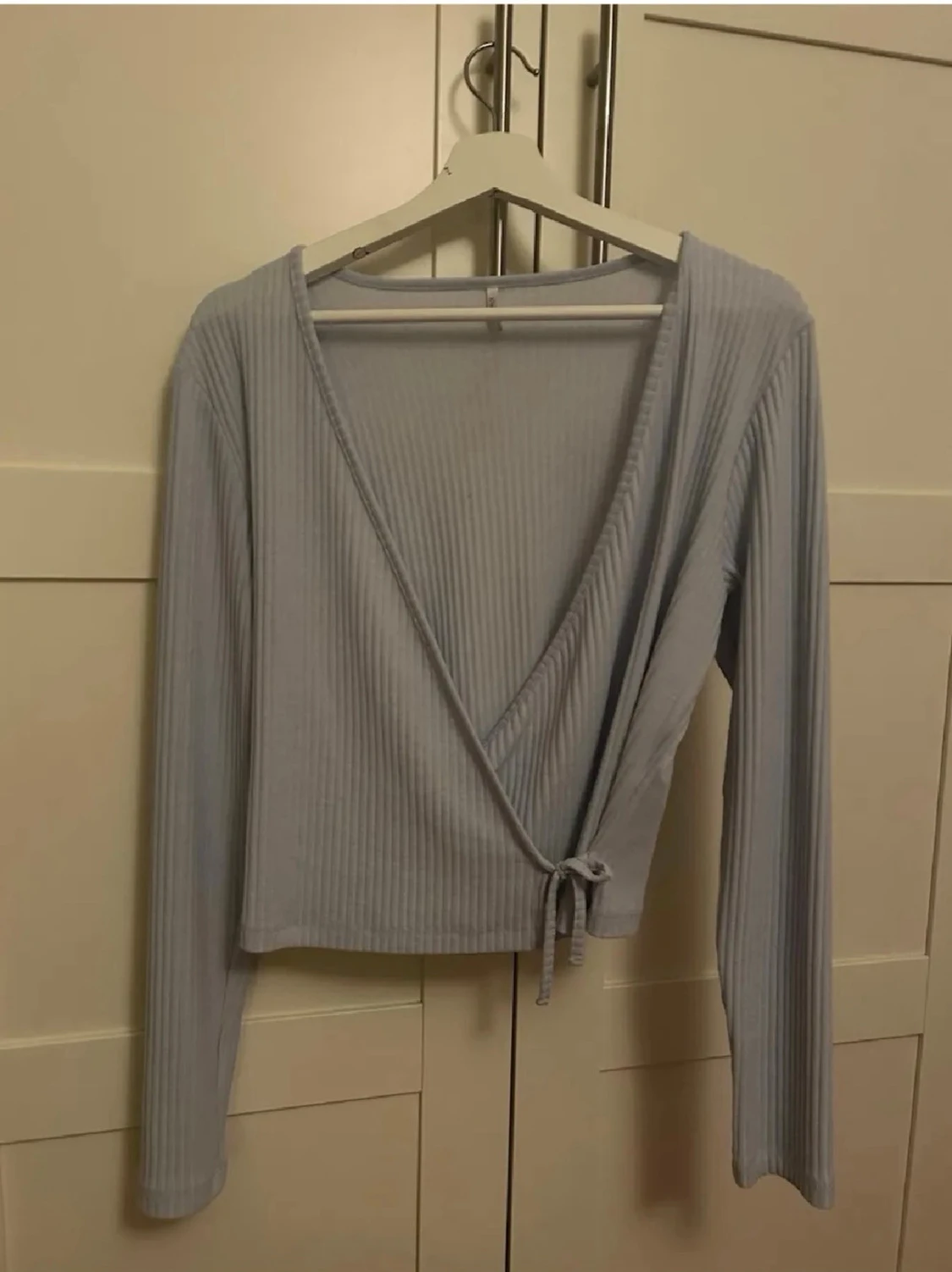 Ljusblå omlottopp med knyt - 2