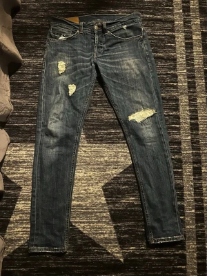 Dondup george jeans - Lite schysstare dondup jeans med slitningar🤩bra skick man ser inte igenom slitningarna liksom o dem e inte sönder💯Riktigt schyssta george med fet tvätt också. 32-32