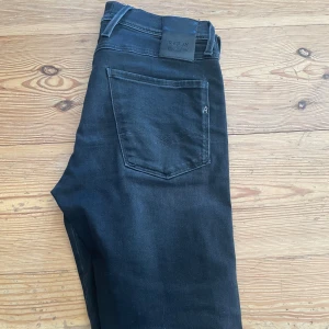 Replay jeans - Svarta Replay anbass hyperflex i storlek 31,32. Kvitto finns.