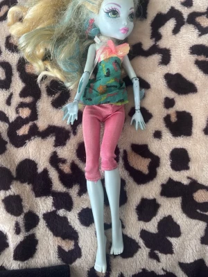 Monster High-docka Lagoona Blue - Säljer en Monster High-docka Lagoona Blue. OBS! huvudfästet är sönder men annat är okej
