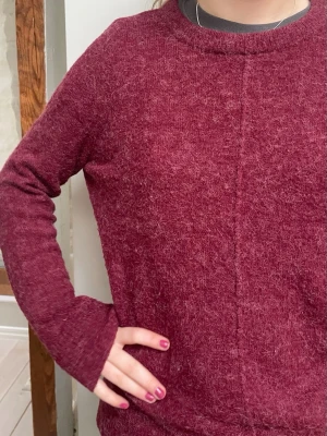 Stickad tröja  - En röd och gosig ull tröja som har en design som på fram och baksidan från esprit. Så gott som oanvänd! Skriv om du har några funderingar 🩷