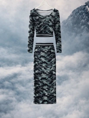Camo set med långärmad crop top - Tvådelat set från med camouflagemönster i grönt, svart och grått. Setet består av en långärmad crop top med rund hals och en matchande lång kjol med elastisk midja. Materialet är stretchigt och följsamt för en bekväm passform.