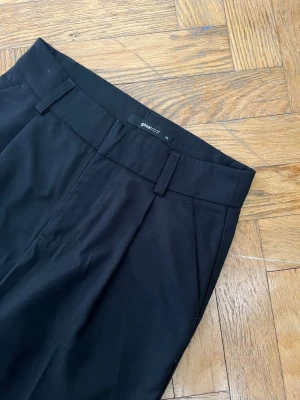 Svarta kostymbyxor från Gina Tricot - Stilrena svarta kostymbyxor från Gina Tricot i bra skick. Ordinarie pris är 399kr. Kan vara lite stora i storleken.