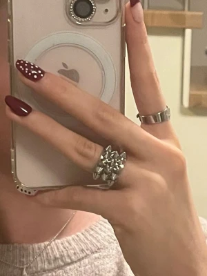 Edblad ring i silver - Säljer min Edblad ring i silver med nitar i xs/16.00mm eftersom jag söker en likadan i s/16.8mm. Den är som helt ny, inga synliga skador💞