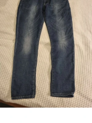 Blå  jeans  - Ett par  blå jeans Perfekta för dig som gillar en enkel men trendig stil.