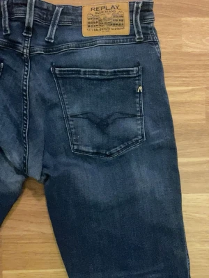 Replay Anbass - Modell: Replay Anbass || Storlek: W34 || Inga defekter || Passform: Slimfit ||                               Hör av er om frågor.                                             Priset är prutbart vid enkel affär