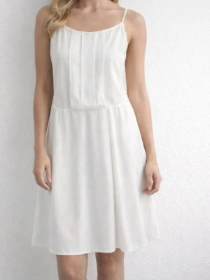 Vit sommarklänning med smala axelband - Säljer en enkel och stilren vit klänning med smala axelband och lätt utställd kjol. Klänningen har en rak passform och är tillverkad i ett tunt, luftigt material som passar perfekt för varma dagar.