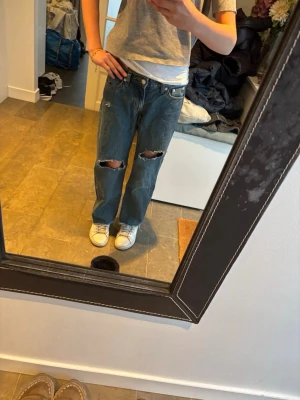 Jeans med hål - Säljer ett par supersnygga blå raka/breda jeans! Inga defekter och i toppskick! Pris kan diskuteras🥰