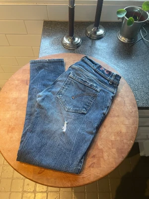 Dondup George jeans  - Säljer nu ett par feta dondup jeans i storlek 31 | mycket fint skick utan defekter| priset är ej hugget i sten | kom dm för flera frågor eller funderingar!
