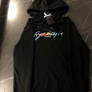  Givenchy Paris Hoodie Strl M Unisex - Säljes en Givenchy Hoodie i strl M Unisex! Väldigt fin och fräsch, inget för lite inget för mycket!   Inga slitage eller smutsfläckar finns eller liknande. Endast testad 1 gång aldrig använt!   Finns i Stockholm, kan mötas upp eller fraktas! Pris 1500kr BVSA