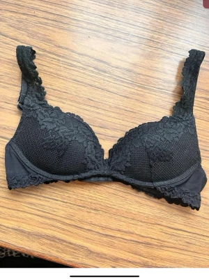 Intimissimi push up bh - Säljer snygg intimissimi push up bh.jag är osäker på storlek då lagen är av klippt men den är ganska lite skulle gissa 70 b till 75b
