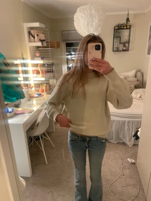 High waist jeans blåa - High waist blåa jeans från Gina, så fina och kan styla till mycket!!