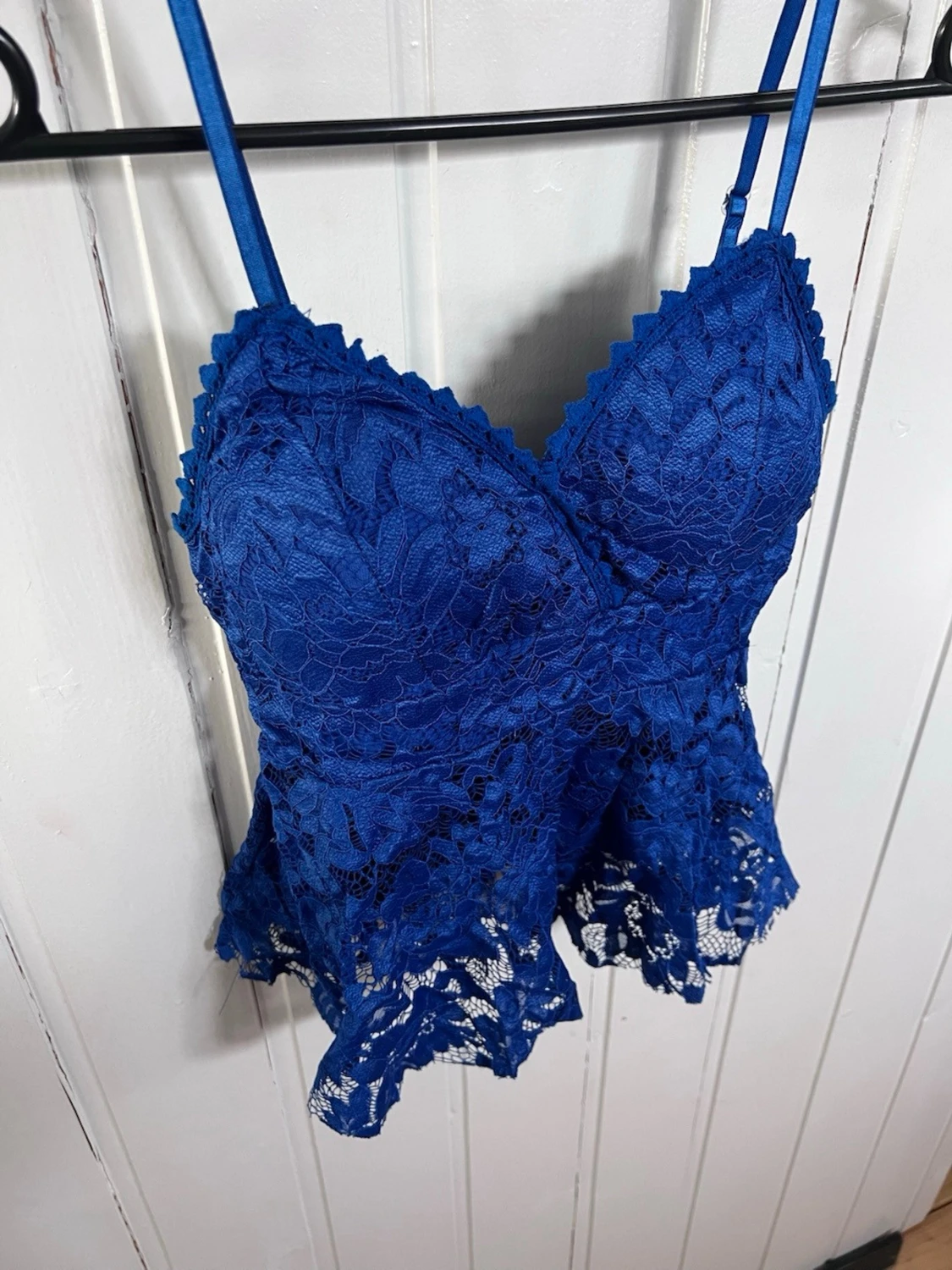 Blå spetsblus med smala axelband - 1