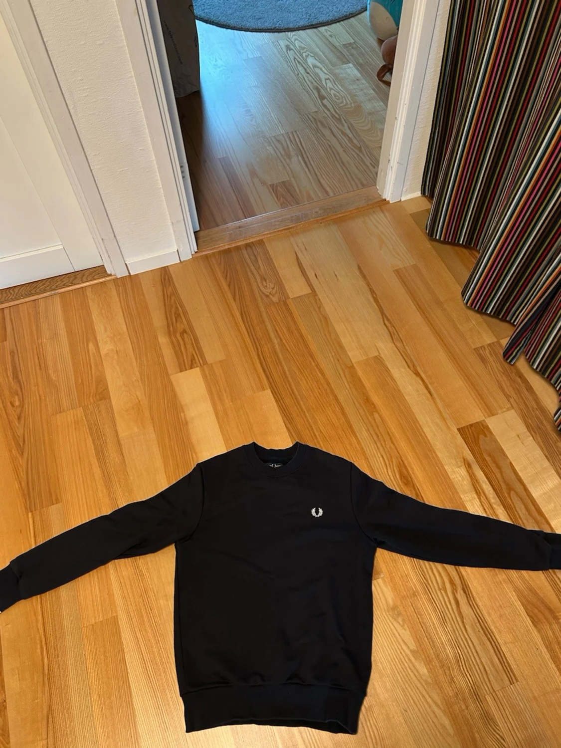 Svart sweatshirt från Fred Perry