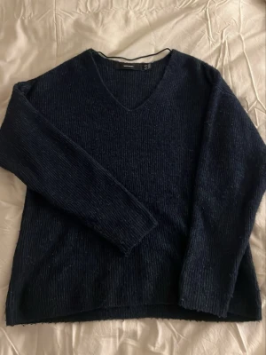 Mörkblå stickad tröja Vero Moda - Mysig marinblå stickad tröja med v-ringning från vero moda. Super bekväm och mysig att ha på sig. Har andvänt 2-3 gånger, säljer för att den inte kommer till andvänding💕