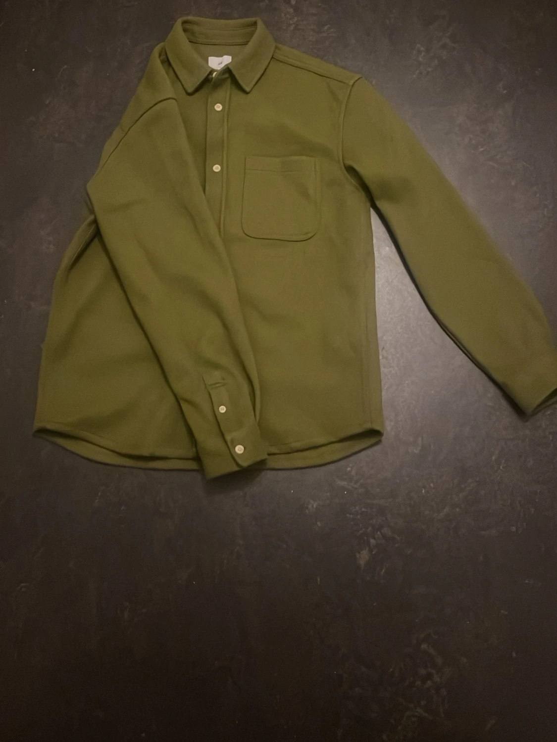 Oanvänd olivgrön overshirt med fickor - 1
