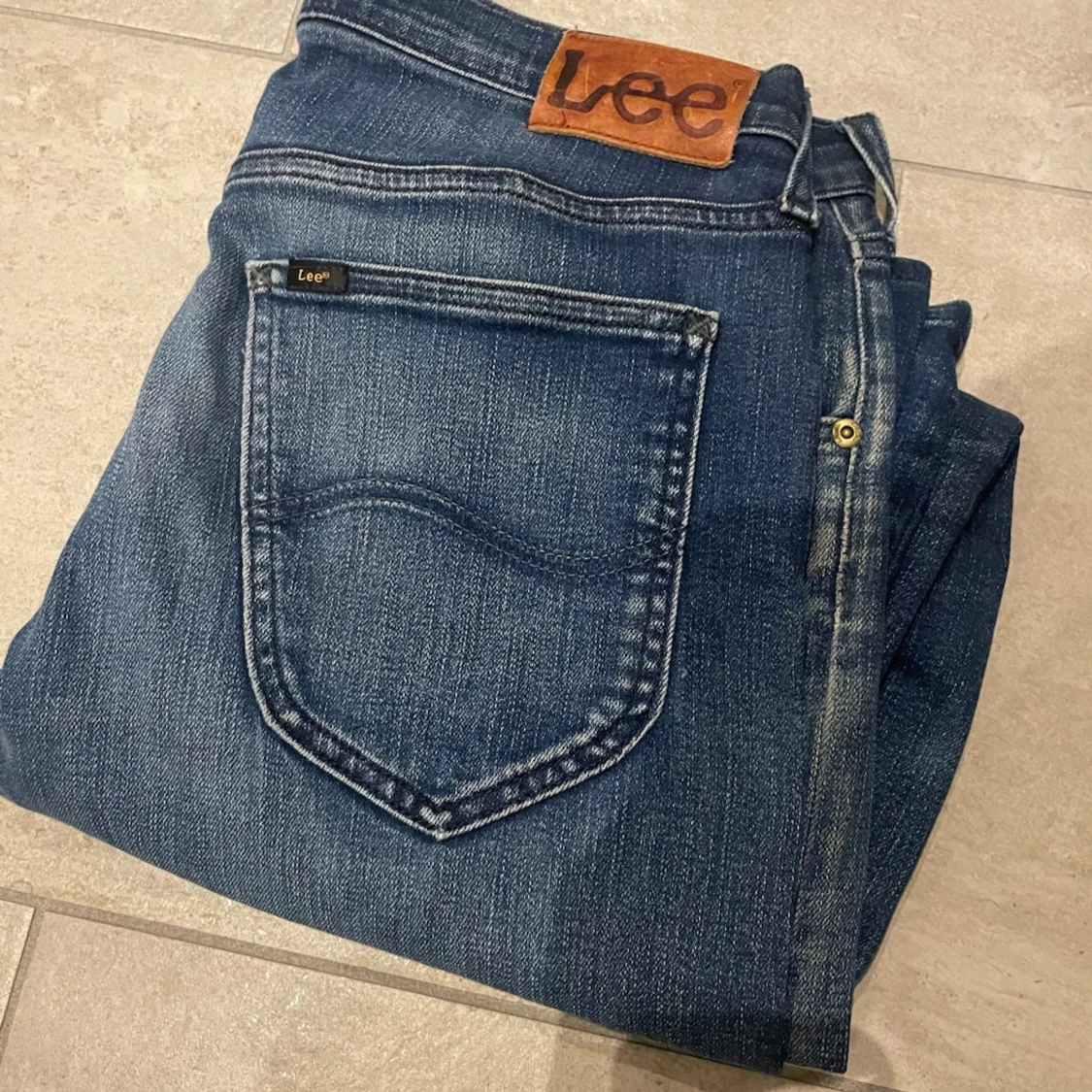 Blå Lee jeans med raka ben