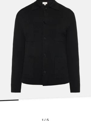 Svart overshirt med fickor från Emilio Sarto - Ordinarie pris 2800 kronor, finns i grå också. Finns i alla storlekar.