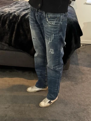 Blå slitna jeans med raka ben - Tjena! Säljer ett par extremt snygga jeans | väldigt bra skick | size w36 SITTER SOM w33, längd 32| HÖR AV ER AV MINSTA LILLA!